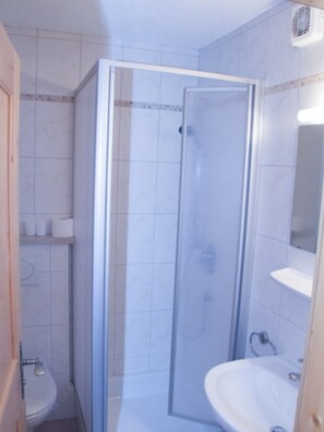 Dusche, Haartrockner, Handtücher