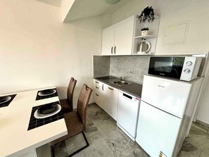 Køleskab, kogeplade, køkkentøj/tallerkener/redskaber