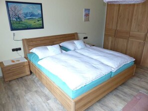 2 bedrooms, travel cot, WiFi, bed sheets