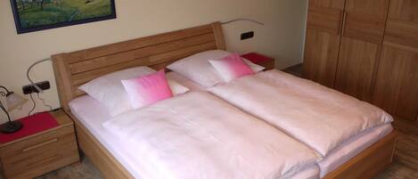 2 室のベッドルーム、旅行用ベビーベッド、WiFi、ベッドシーツ