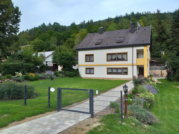 A two-story house with a garden, a gate, and a satellite dish. - Apartment Easy - Apartment Easy (Heiligenstadt i.OFr)