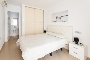 3 bedrooms, in-room safe, iron/ironing board, travel cot