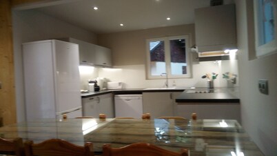 Upscale, detached chalet, -10mn walk to downhill ski slopes - Rated 4*.