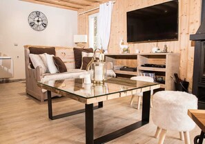 Dining - Upscale, detached chalet, -10mn walk to downhill ski slopes - Rated 4*. (Bolquère)