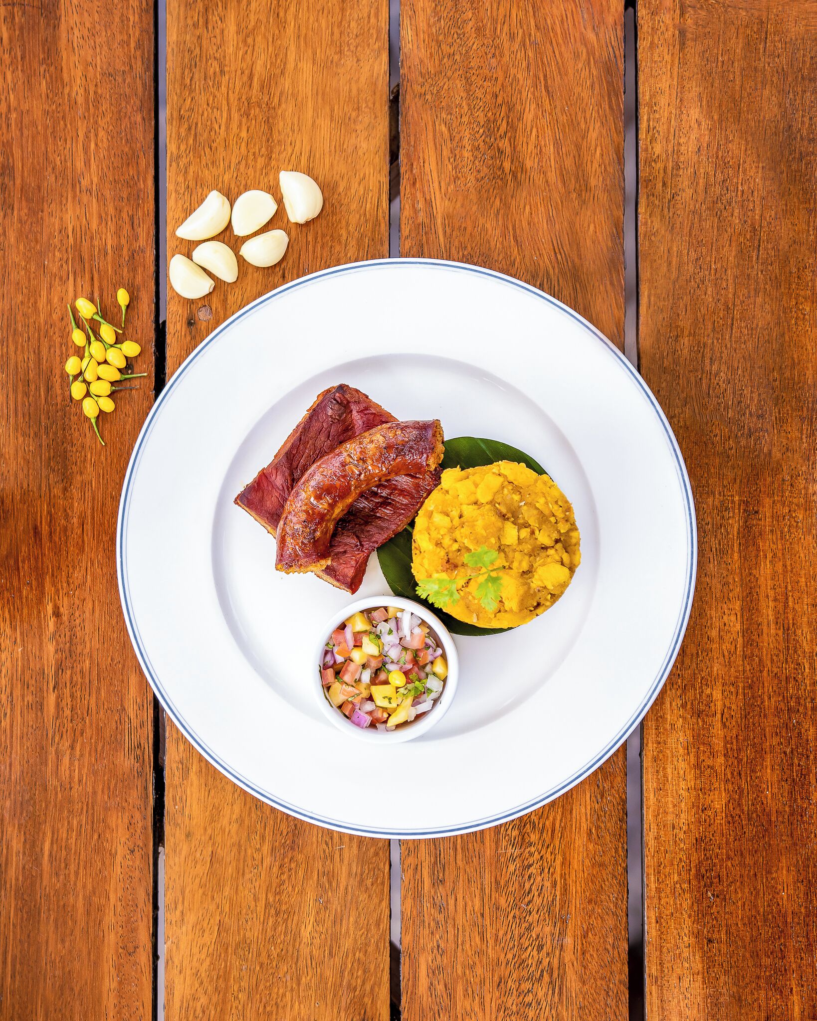 Un plato con comida sobre una mesa de madera.