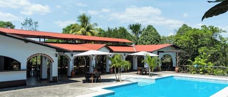 Una piscina al aire libre