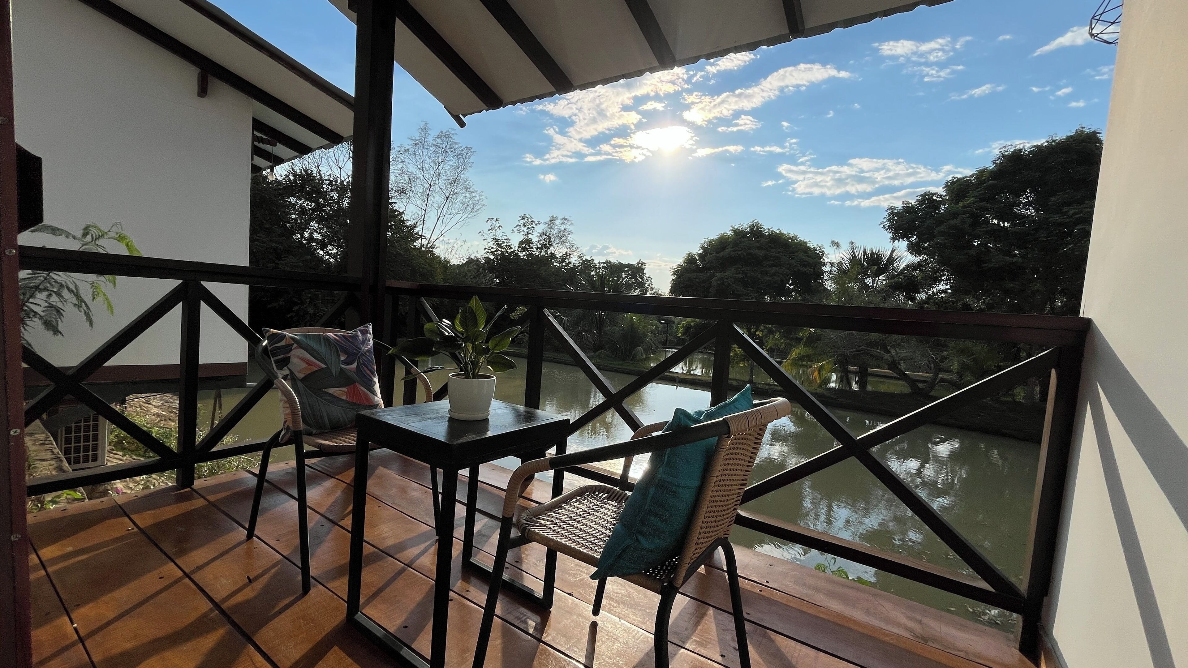 Bungalow superior, vistas a la laguna | Vistas del balcón