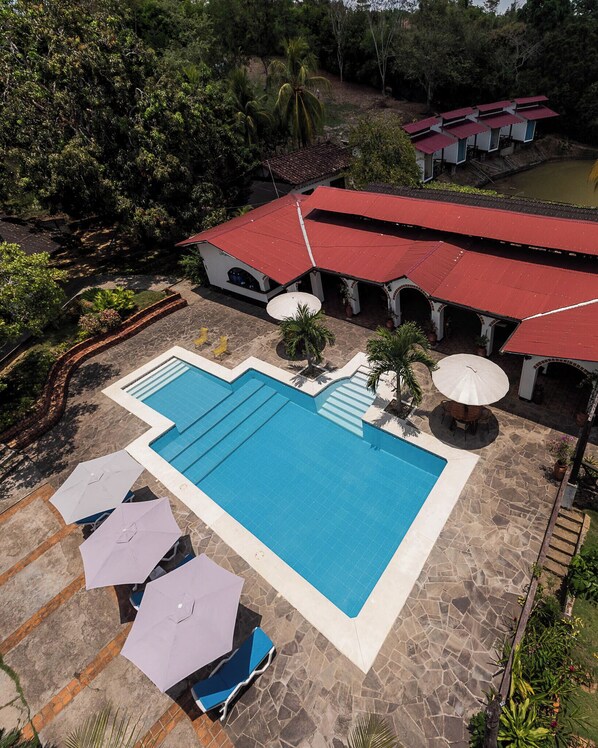 Una piscina al aire libre