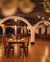 Se sirven desayunos, almuerzos y cenas; con vista a la piscina