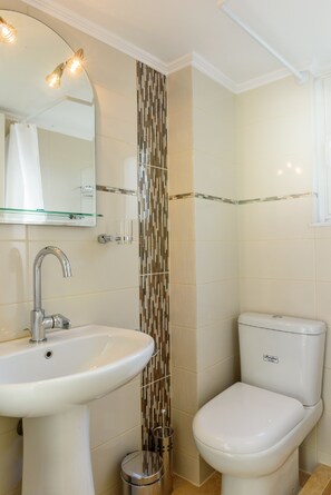 شقة | حمام | تجهيزات دش، مجففات شعر، مناشف، شامبو