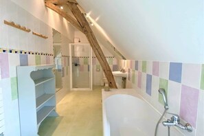 Badewanne, Haartrockner, Seife, Toilettenpapier