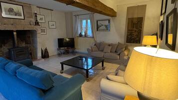 TV connectée, cheminée, lecteur de DVD, table de tennis de table