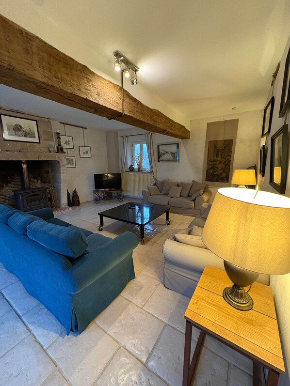 Smart TV, chimenea, reproductor de DVD y tenis de mesa 