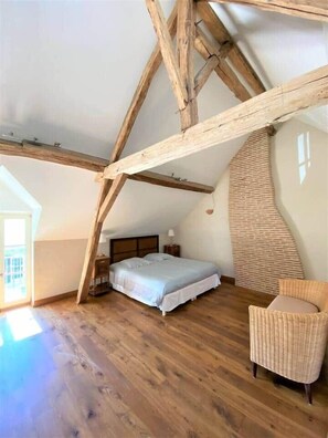 6 habitaciones, tabla de planchar con plancha y cuna de viaje 