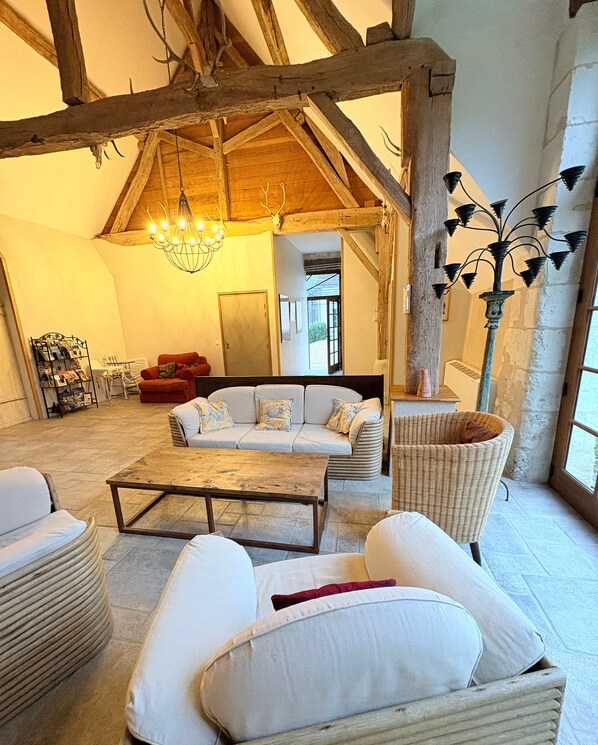 Smart TV, fireplace, DVD player, ping pong