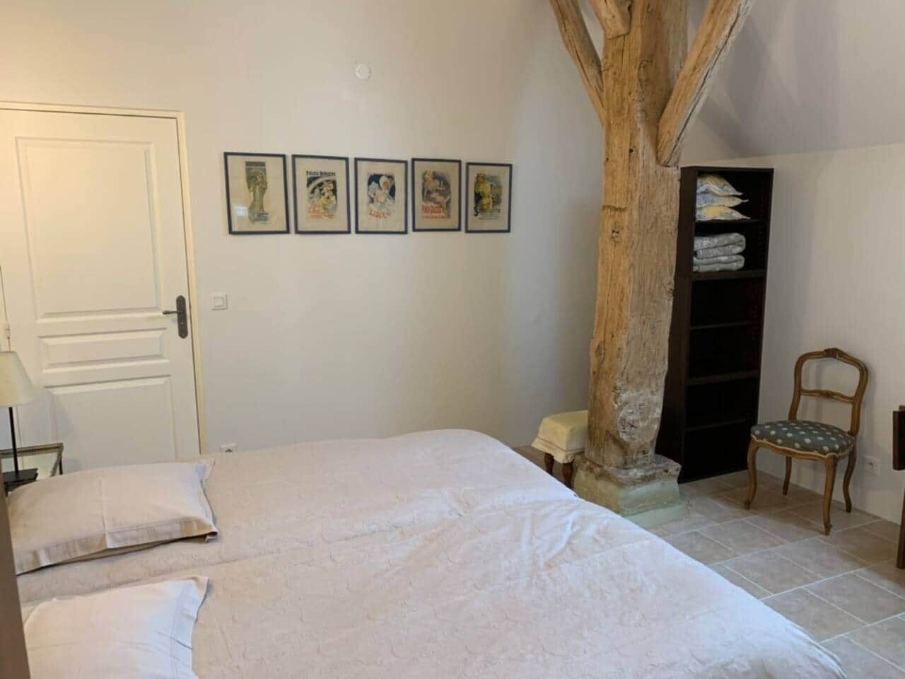 6 chambres, fer et planche à repasser, lit de bébé portatif