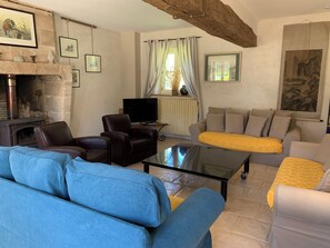 Smart TV, reproductor de DVD, tenis de mesa y libros 