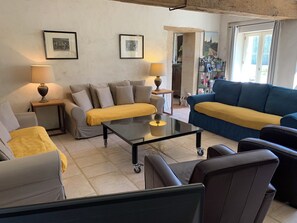 Smart TV, reproductor de DVD, tenis de mesa y libros 