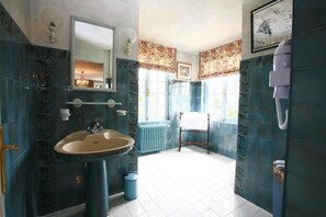 Shower, free toiletries