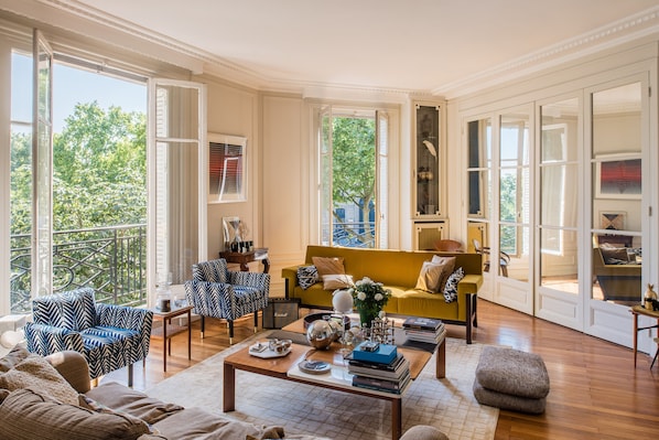 TV, videogiochi, lettore DVD, libri