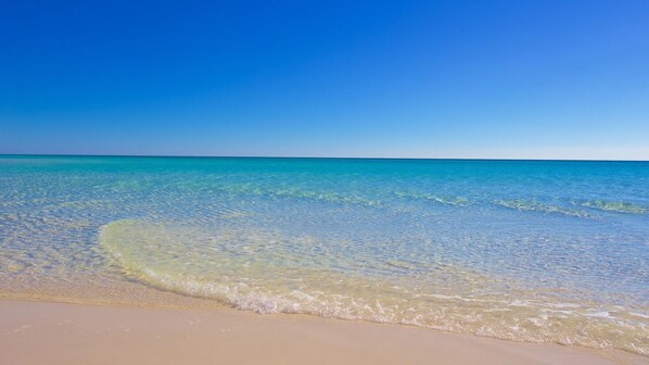 Playa en los alrededores, camastros y toallas de playa