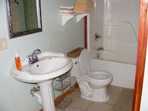 Ducha y bañera combinadas, secador de pelo, toallas y jabón