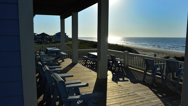A wooden deck with benches overlooking a beach. - Amazing Grace: 7  BR, 5  BA House in Port Bolivar, Sleeps 25 (Port Bolivar)