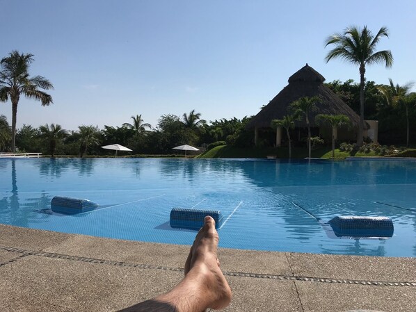 Piscine à débordement, piscine chauffée