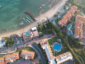Exterior - Upscale 4BR Beachfront Penthouse w/ Ocean Views Sleeps 8 - Direct Access to Surf (Punta de Mita)