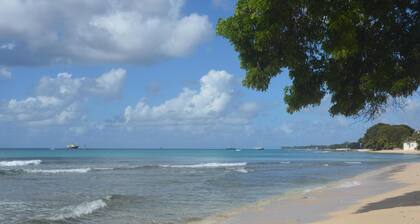 Una casa costera de estilo caribeño a solo unos pasos de la hermosa playa de Fitts Village