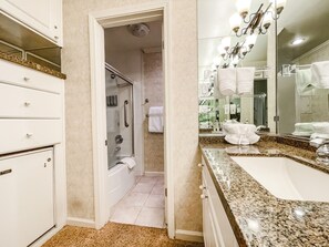 Combined shower/tub, hair dryer, towels, soap - Cozy Premium Jr. Suite, In Beautiful Napa Valley -Perfect for Couples (Napa)