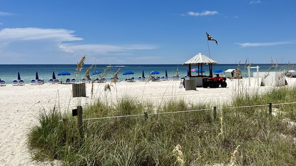 På stranden