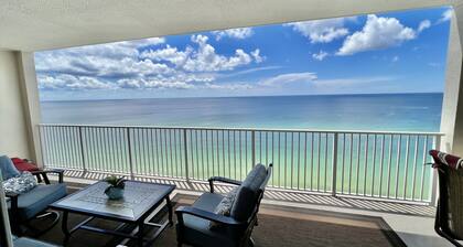 Ocean Reef Beach-Front, Luxury, Condo with Awesome Balcony, Highly Rated!