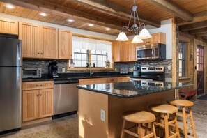 Fridge, microwave, oven, stovetop - SG18- Private, Log Home! Hot Tub! Dolly Sods Access! Pets ok! (Old Timberline)