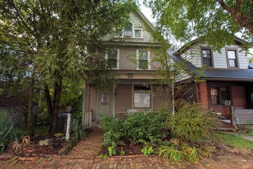 ¡Victoriano moderno y elegante en el monte! Fácil acceso al centro de la ciudad. Luz brillante
