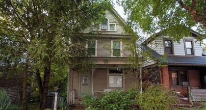 ¡Victoriano moderno y elegante en el monte! Fácil acceso al centro de la ciudad. Luz brillante