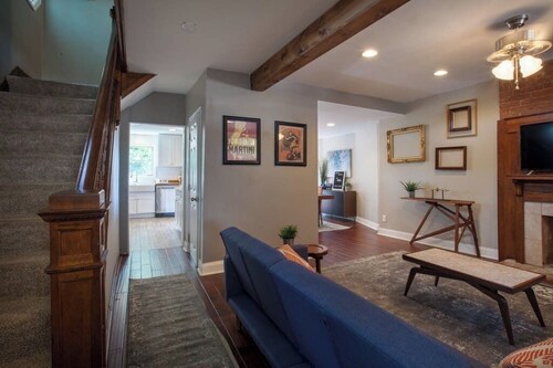 Light-Filled Farmhouse -4BR Retreat Near Grandview