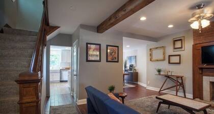 Light-Filled Farmhouse -4BR Retreat Near Grandview