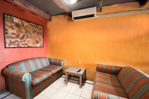  Deluxe Family Suite | Living area | Flat-screen TV