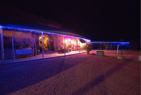 Fachada da propriedade à noite
