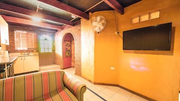 Suite Deluxe (Family) | Escritorio, tabla de planchar con plancha, wifi gratis y ropa de cama