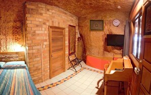 Quarto básico | Escrivaninha, ferros/tábuas de passar roupa, Wi-Fi de cortesia