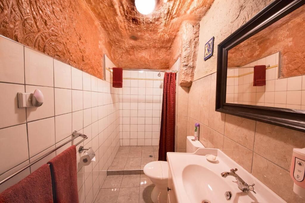 Chambre Standard avec lits jumeaux | Salle de bain | Douche, séchoir à cheveux, serviettes fournies