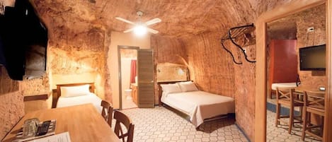 Escritorio, tabla de planchar con plancha, wifi gratis y ropa de cama