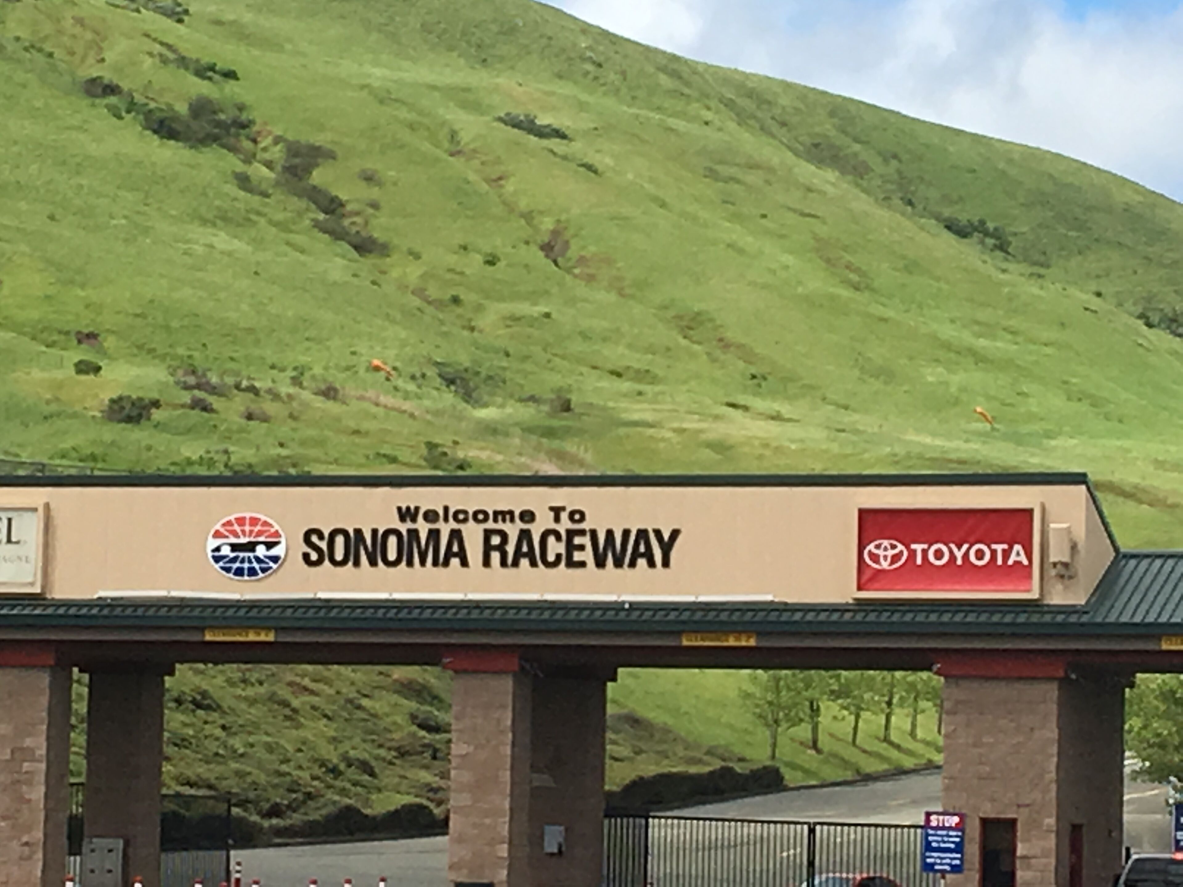 Un panneau d’accueil indiquant l’entrée du circuit de Sonoma, avec le logo de Toyota.