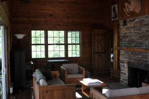 Smart-TV, Kamin, Bücher