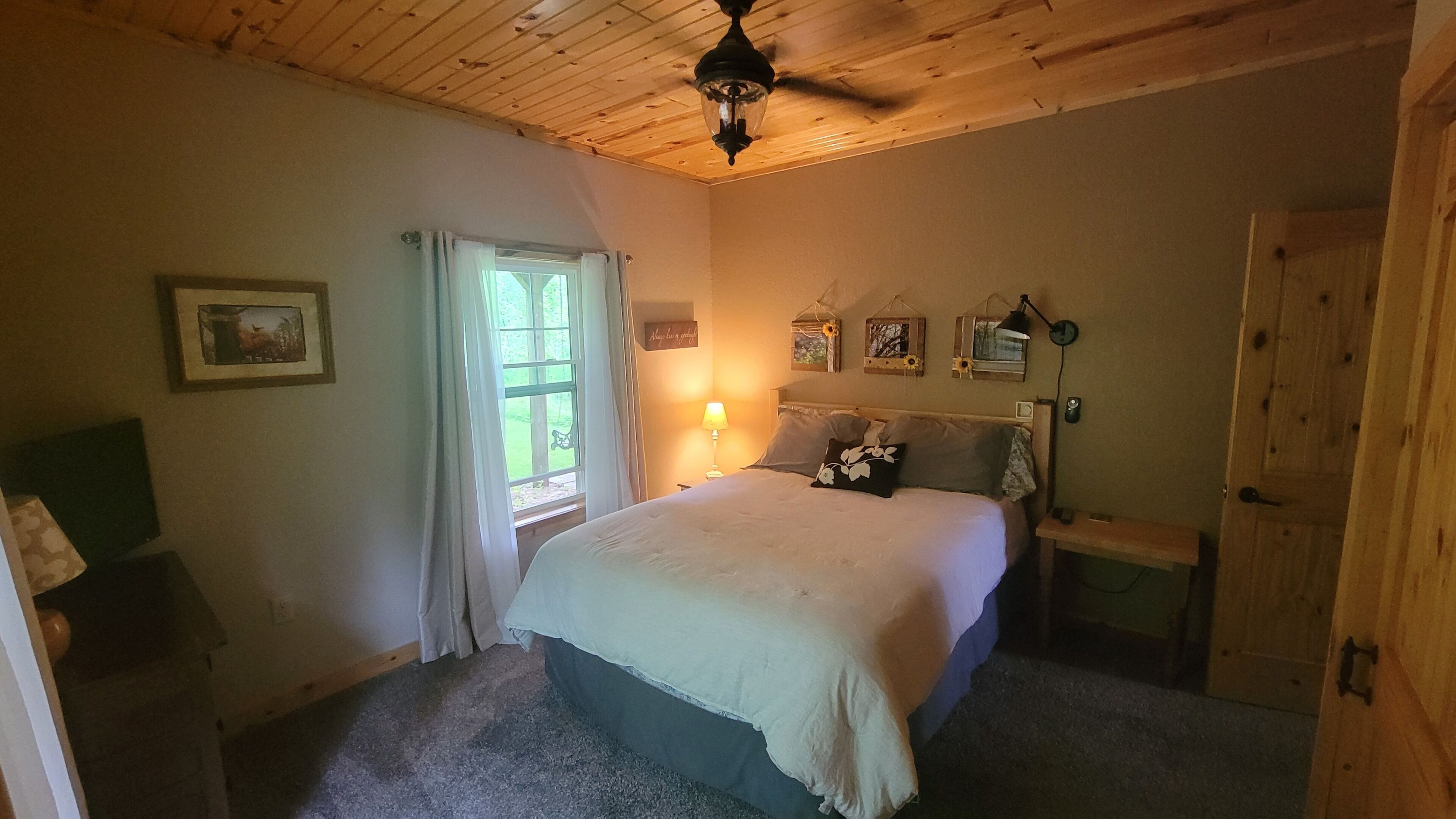 3 bedrooms, desk, iron/ironing board, travel crib
