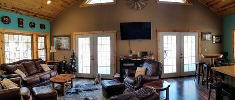 تلفزيون ذكي، مدفأة، مشغل دي في دي، كُتُب