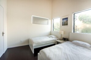 2 slaapkamers, een kluis op de kamer, een bureau