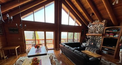 Disfrutar de un agradable superior de la montaña Lodge, con vistas a las montañas y picos de Yosemite